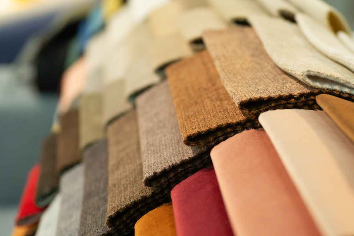 Stalen van verschillende kleuren en soorten meubelstof